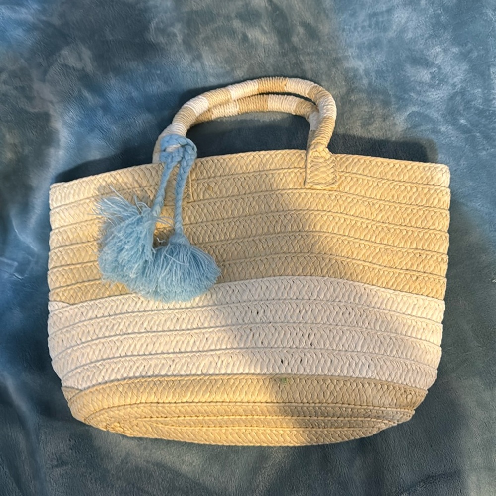 Altru bag. Shows no wear. Great at little tote.